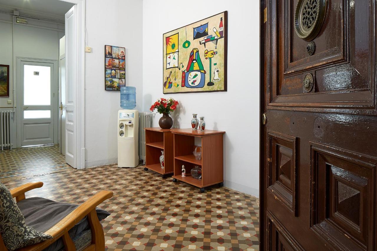 B&B Estudiantes Balmes Barcelona Bagian luar foto