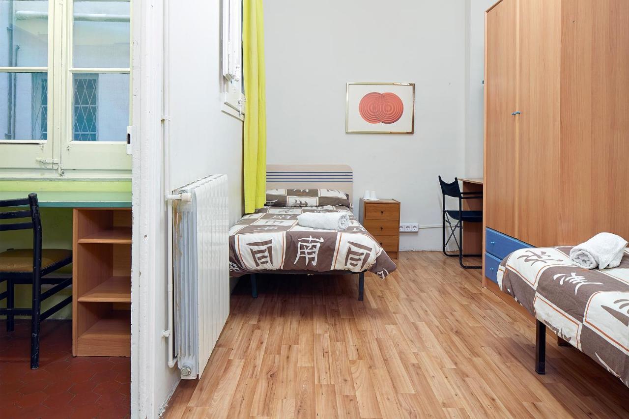 B&B Estudiantes Balmes Barcelona Bagian luar foto