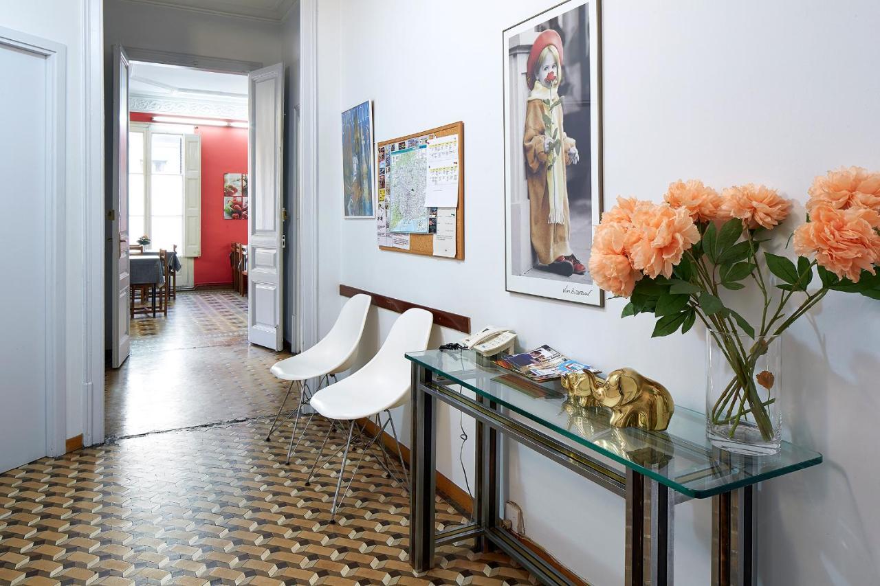 B&B Estudiantes Balmes Barcelona Bagian luar foto