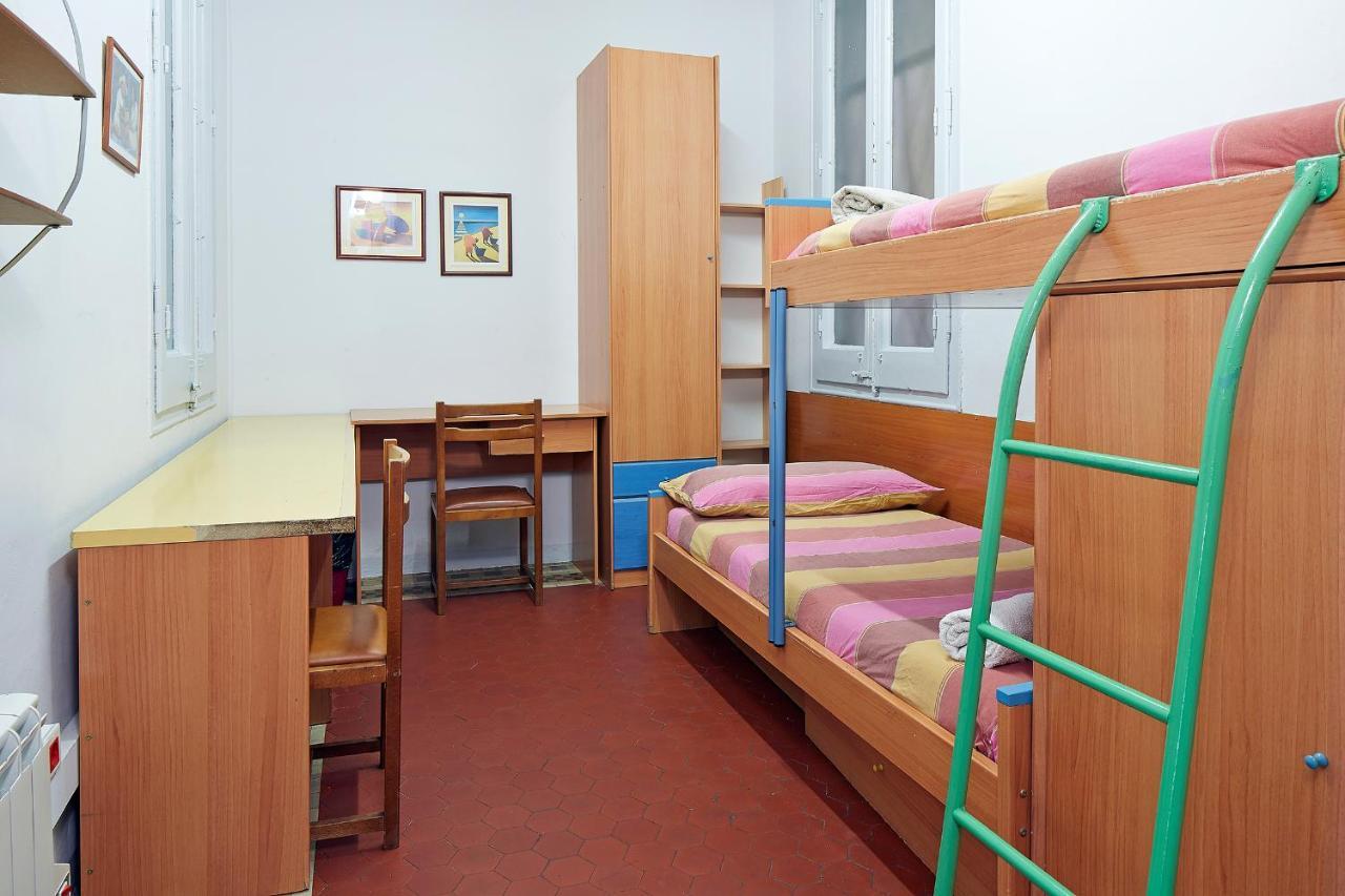 B&B Estudiantes Balmes Barcelona Bagian luar foto
