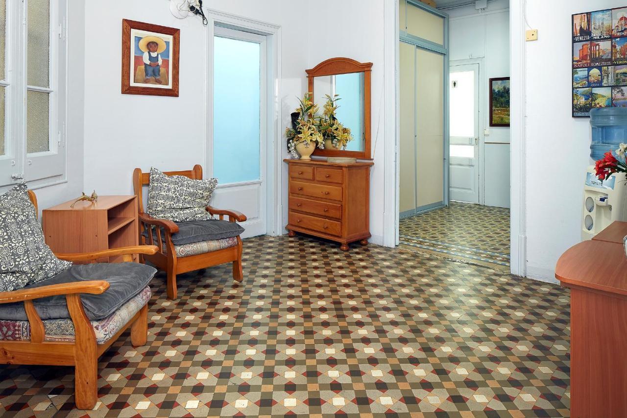 B&B Estudiantes Balmes Barcelona Bagian luar foto