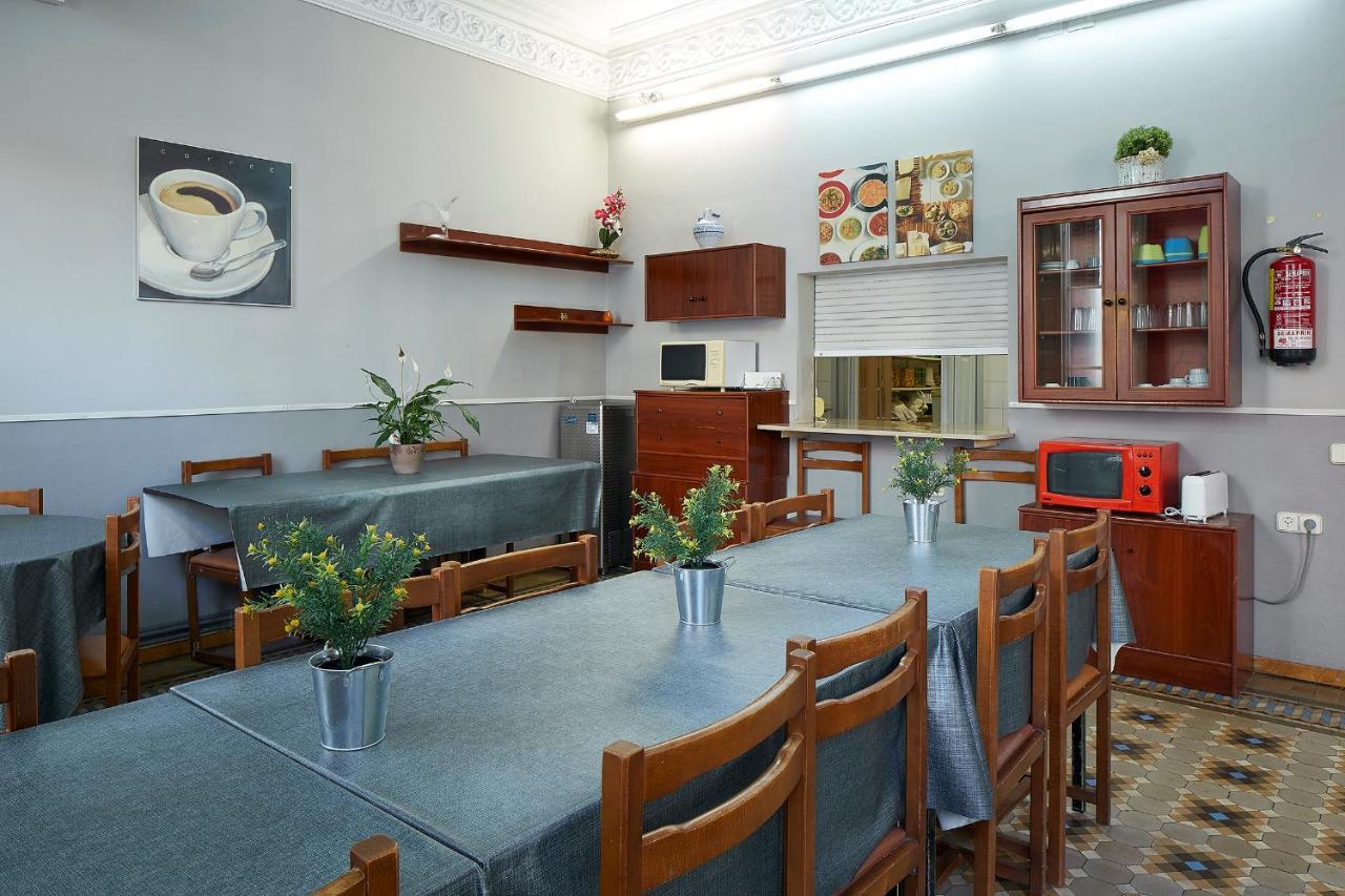 B&B Estudiantes Balmes Barcelona Bagian luar foto
