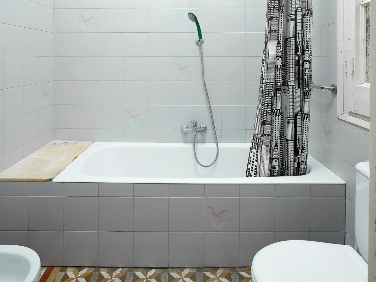 B&B Estudiantes Balmes Barcelona Bagian luar foto